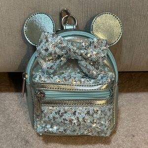 Loungefly Sequin Minnie Mouse Wristlet-l